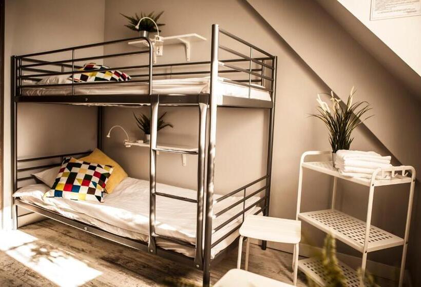 חדר סטנדרט לשלושה עם חדר אמבטיה משוף, Bi Pi Hostel