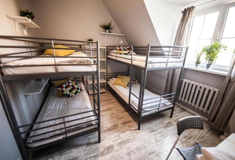اتاق استاندارد چهارنفره با سرویس بهداشتی مشترک, Bi Pi Hostel