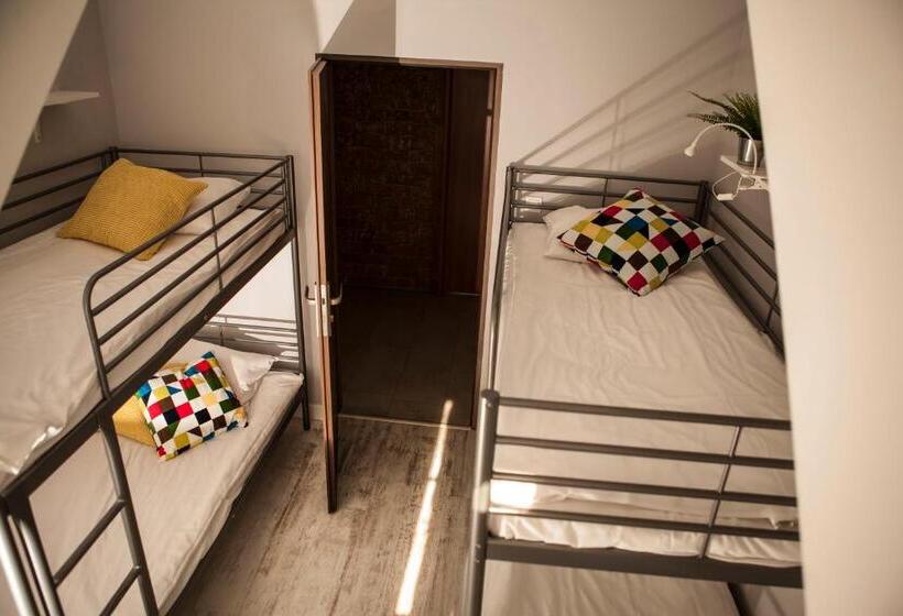 اتاق استاندارد چهارنفره با سرویس بهداشتی مشترک, Bi Pi Hostel