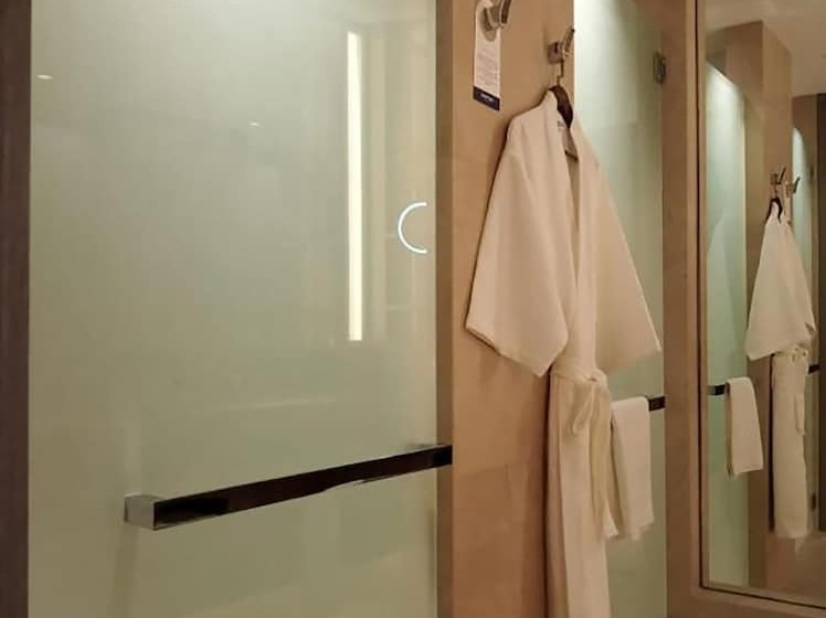 سوییت با چشم‌انداز استخر, Dusit Thani Laguna Singapore