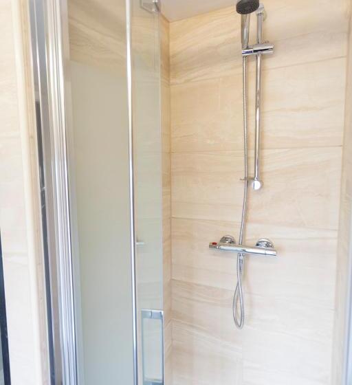 Четырехместный Номер Стандарт, Fenham Hotel Express