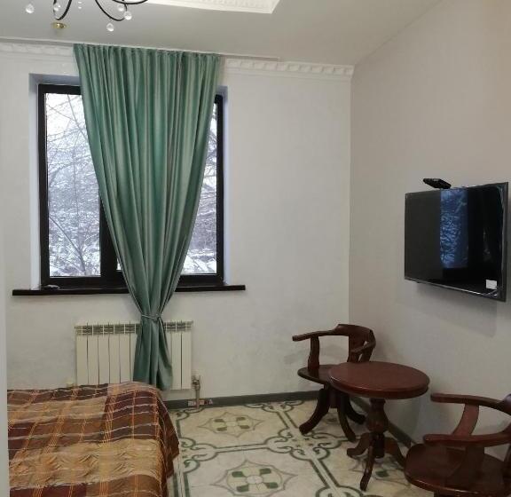 اتاق لوکس, Little Shangri La