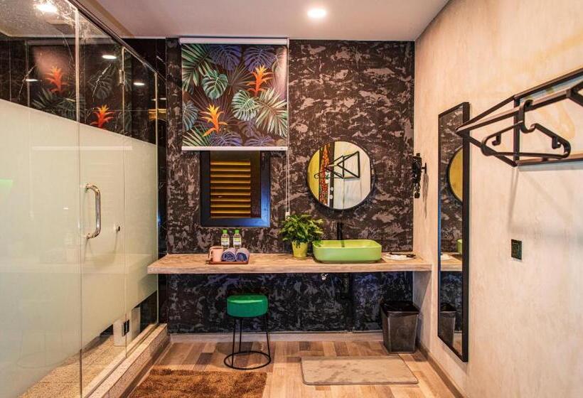 اتاق لوکس با تخت بزرگ, Attic