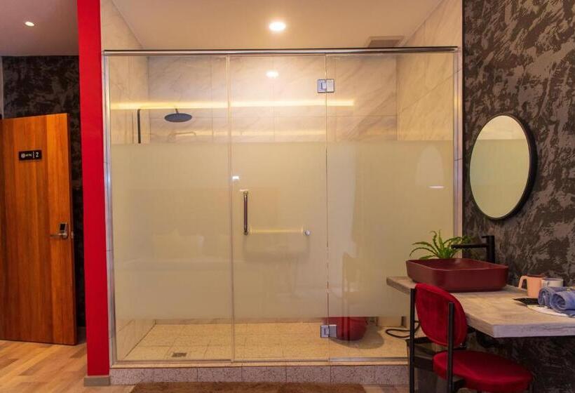 اتاق لوکس با بالکن, Attic