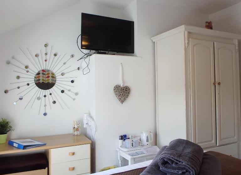 Номер Стандарт Вид на Горы, Saint Cadfans Lodge