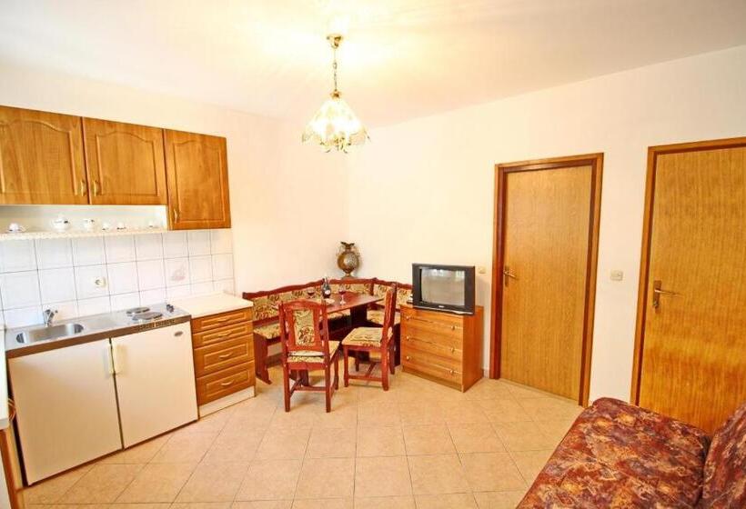 Апартаменты 1 Спальня Вид на Сад, Apartments Veselka