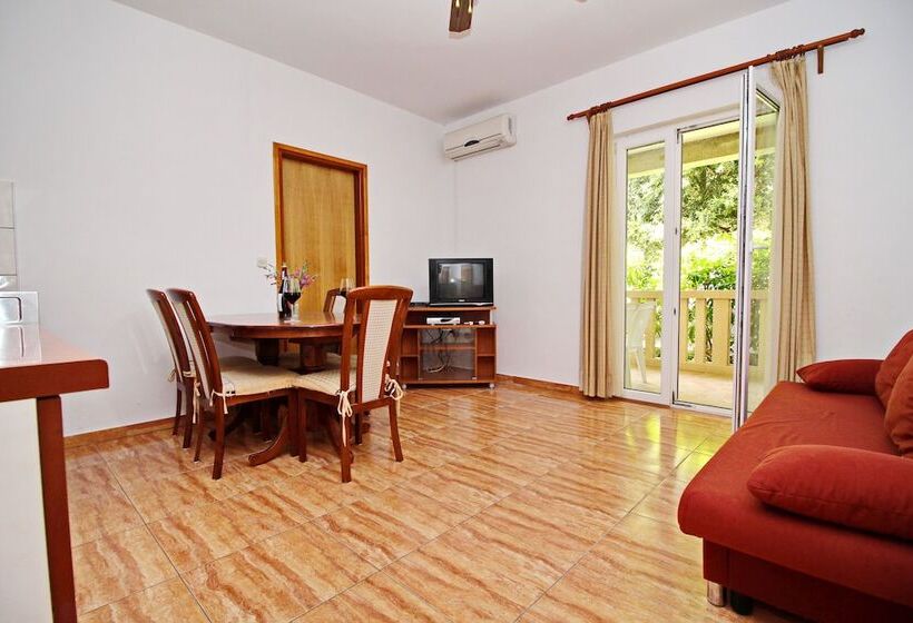 Апартаменты 1 Спальня Вид на Сад, Apartments Veselka