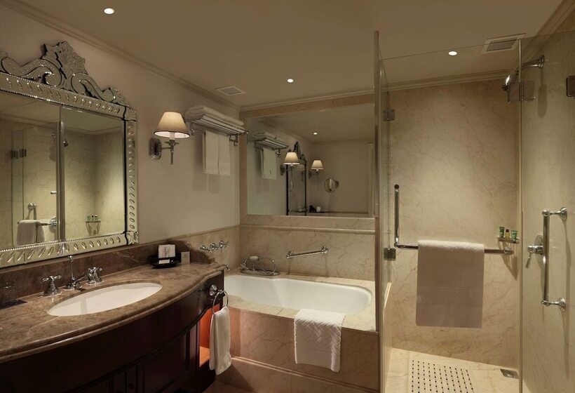 اتاق استاندارد با چشم‌انداز استخر, Hilton Mumbai International Airport