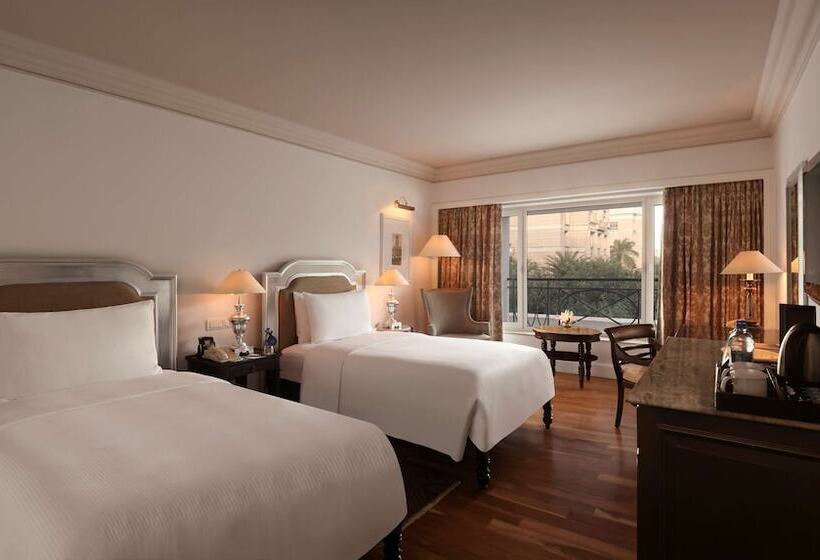 اتاق استاندارد با چشم‌انداز استخر, Hilton Mumbai International Airport