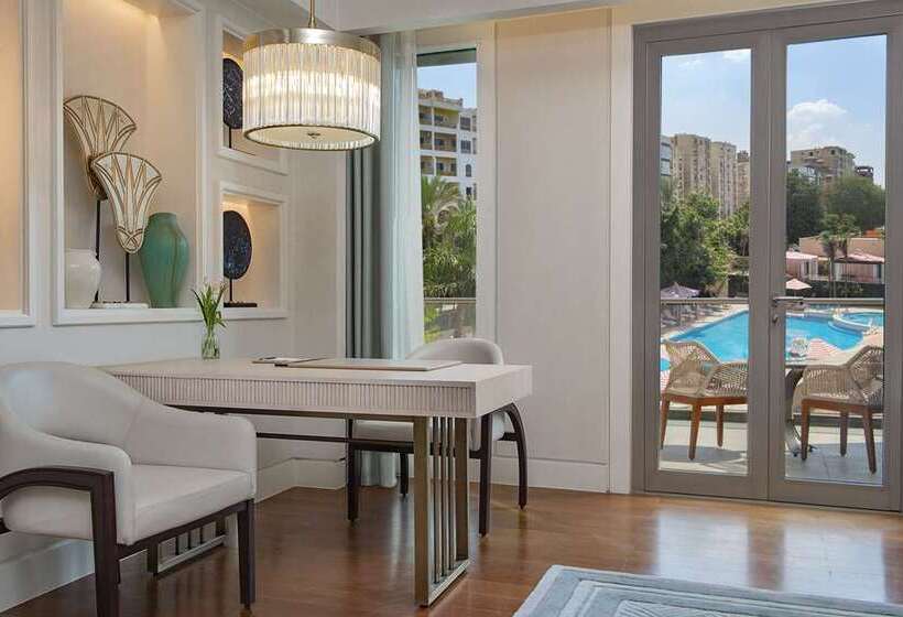 اتاق استاندارد با چشم‌انداز استخر, Hilton Mumbai International Airport