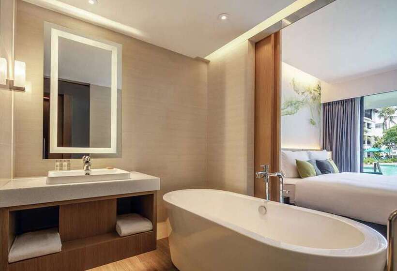 اتاق استاندارد با چشم‌انداز استخر, Hilton Mumbai International Airport