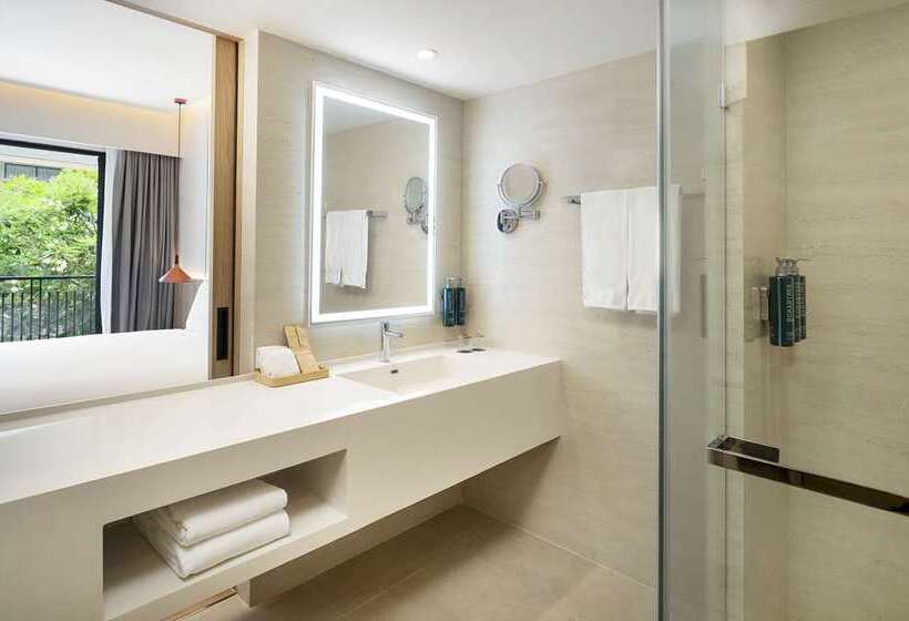 اتاق استاندارد با چشم‌انداز استخر, Hilton Mumbai International Airport