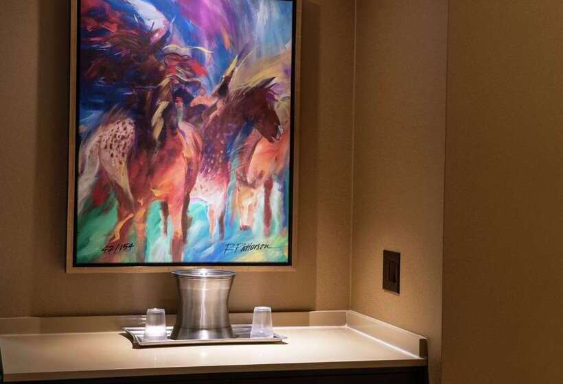 اتاق استاندارد با چشم‌انداز استخر, Hilton Mumbai International Airport