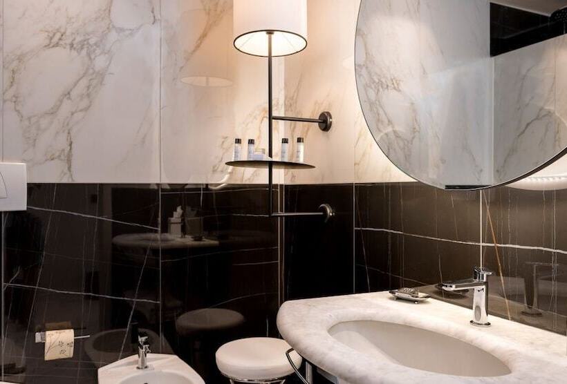 اتاق راحتی با چشم‌انداز دریا, Savoia Hotel Rimini