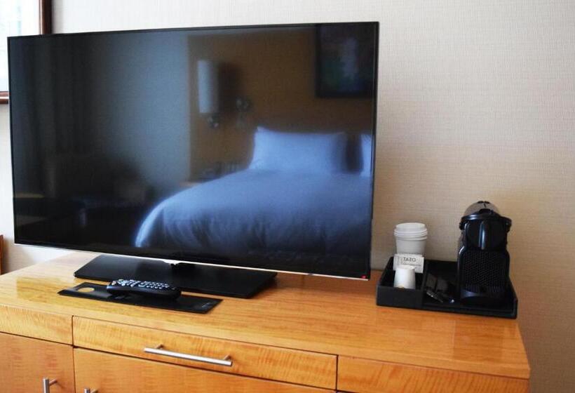 キングサイズベッド、シティビューデラックスルーム, Sofitel Montreal Golden Mile