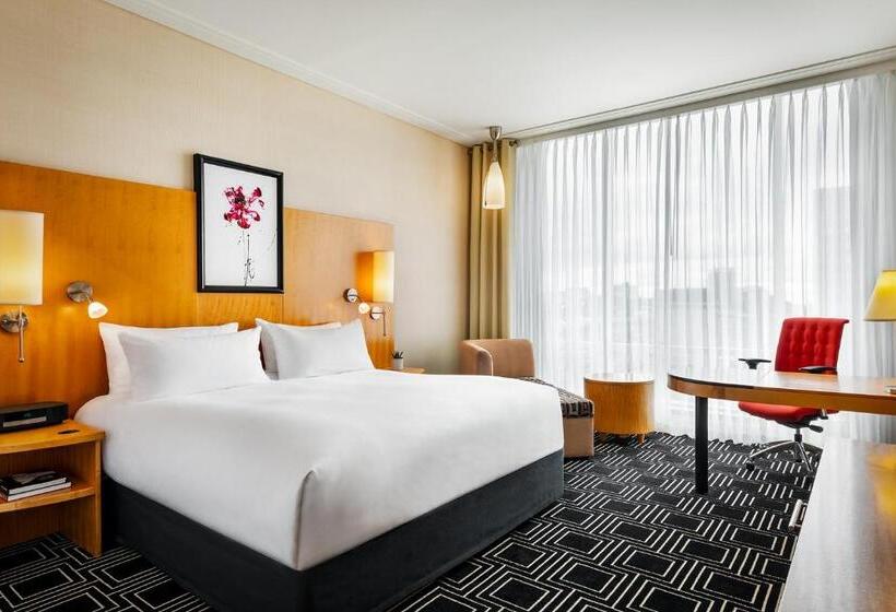 キングサイズベッド、シティビューデラックスルーム, Sofitel Montreal Golden Mile