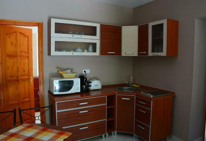 1 Bedroom Apartment Lake View, Tópart Apartman