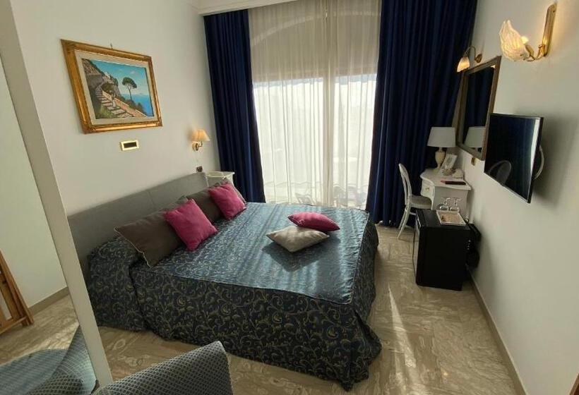 带泳池观景的豪华房, Capri Bougainville