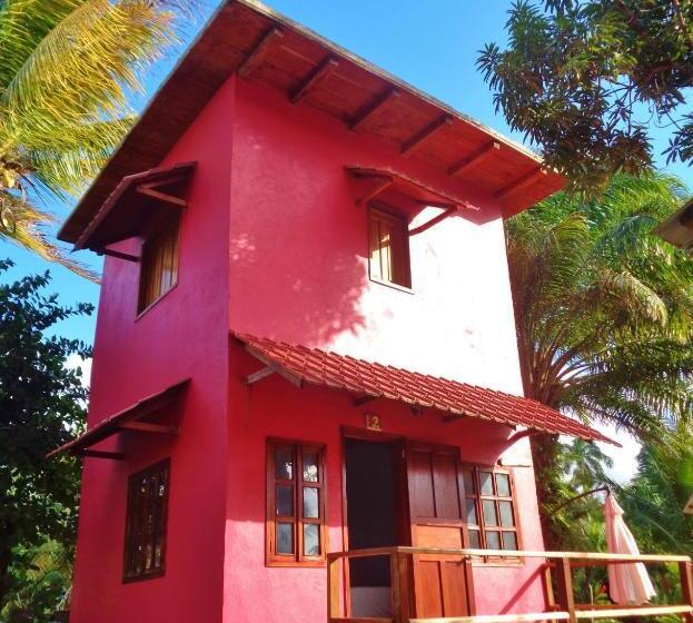اتاق استاندارد سه تخته با چشم‌انداز استخر, Livingston Resort