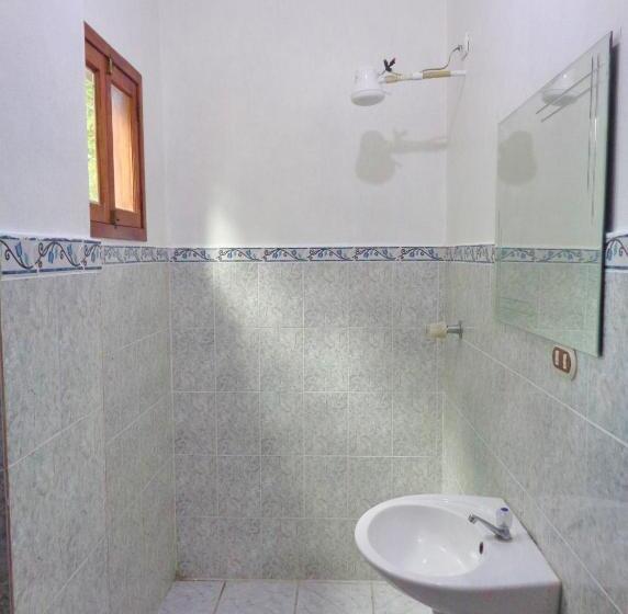 اتاق استاندارد سه تخته با چشم‌انداز باغ, Livingston Resort