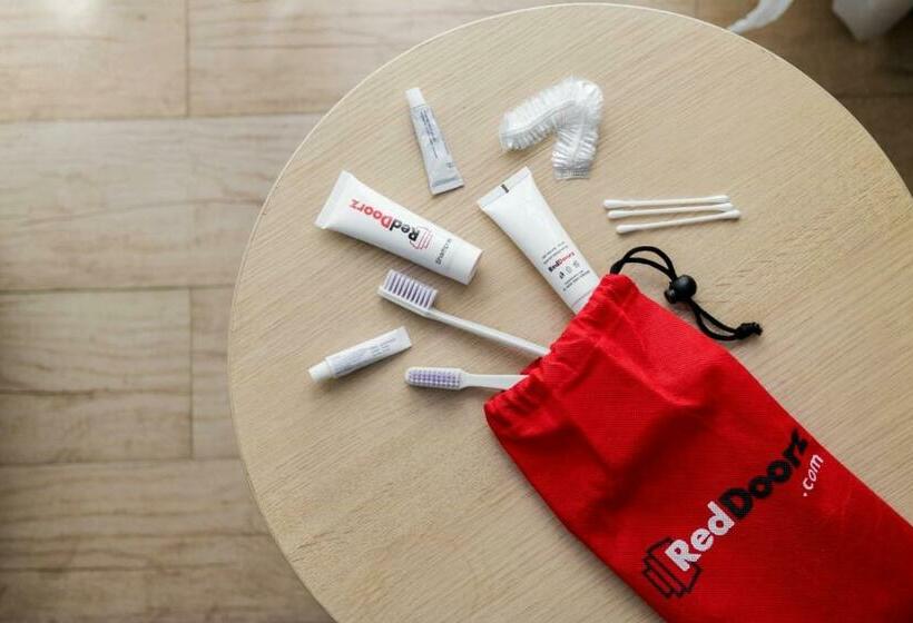 Номер Стандарт, Reddoorz Plus At Hawai Inn Near Mall Of Panakukang