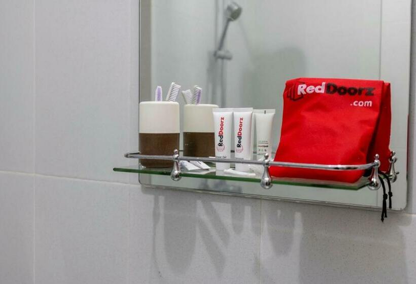 Номер Economy, Reddoorz Plus At Hawai Inn Near Mall Of Panakukang