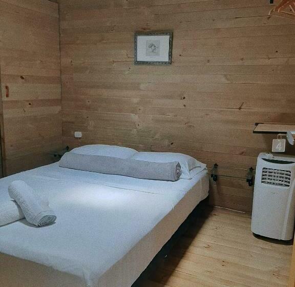 חדר דלוקס, Cloud9 Hostel