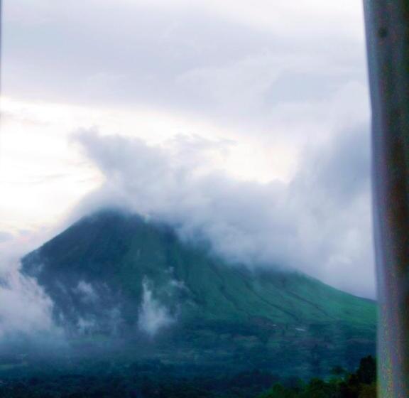 Quarto Estandar Vista Montanha, Leos