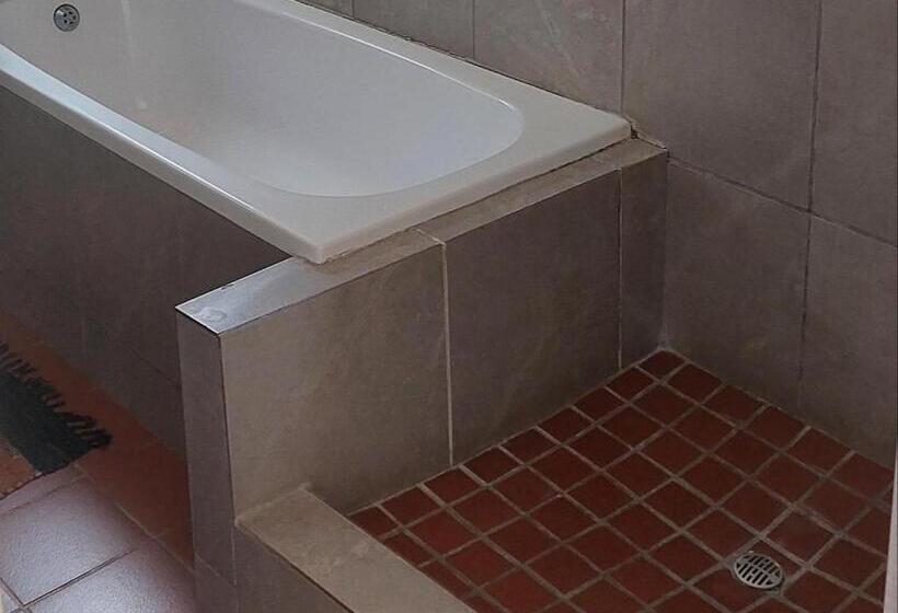 إستديو عائلى, Geluksdam Guest House