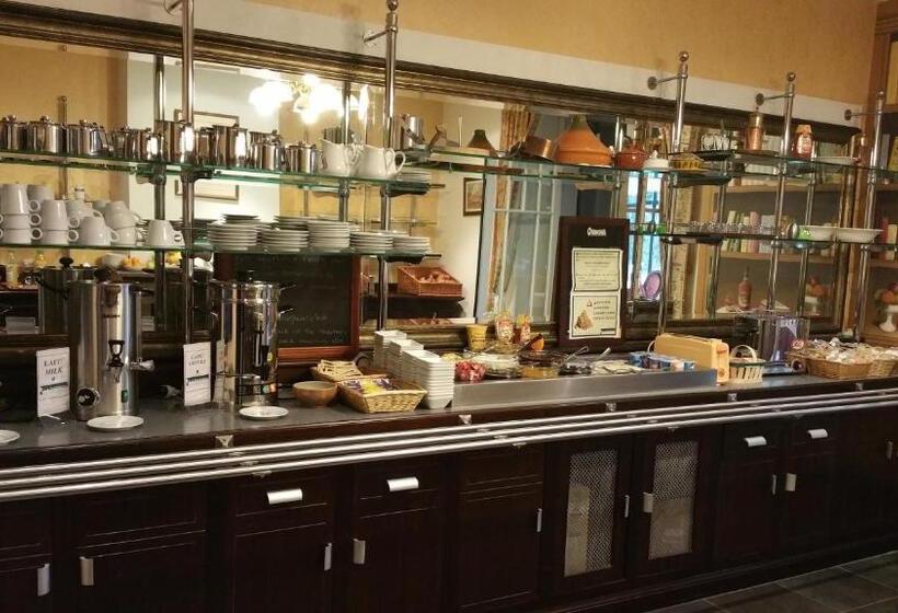 Номер Стандарт Трехместный, Logis   Hotel Restaurant La Sapinière