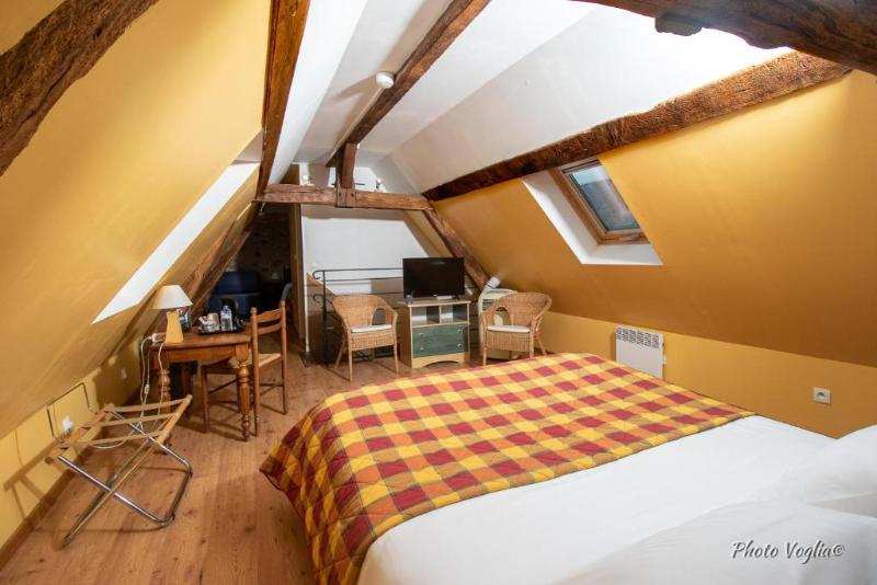 Номер Стандарт Трехместный, Logis Auberge Le Colombien   Hôtel Et Restaurant