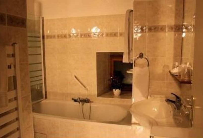 Четырехместный Номер Стандарт, Logis Auberge Le Colombien   Hôtel Et Restaurant