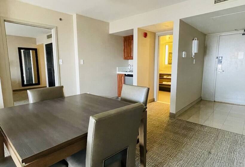 Люкс Deluxe Кровать Кинг, Doubletree By Hilton Fresno Convention Center