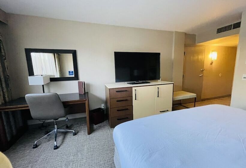 Номер Стандарт Кровать Кинг Адаптированный для Инвалидов, Doubletree By Hilton Fresno Convention Center