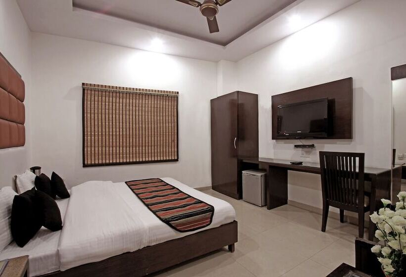 اتاق لوکس, Chowdhry Tourist Lodge   New Delhi Railway Station   2 Minutes Walk