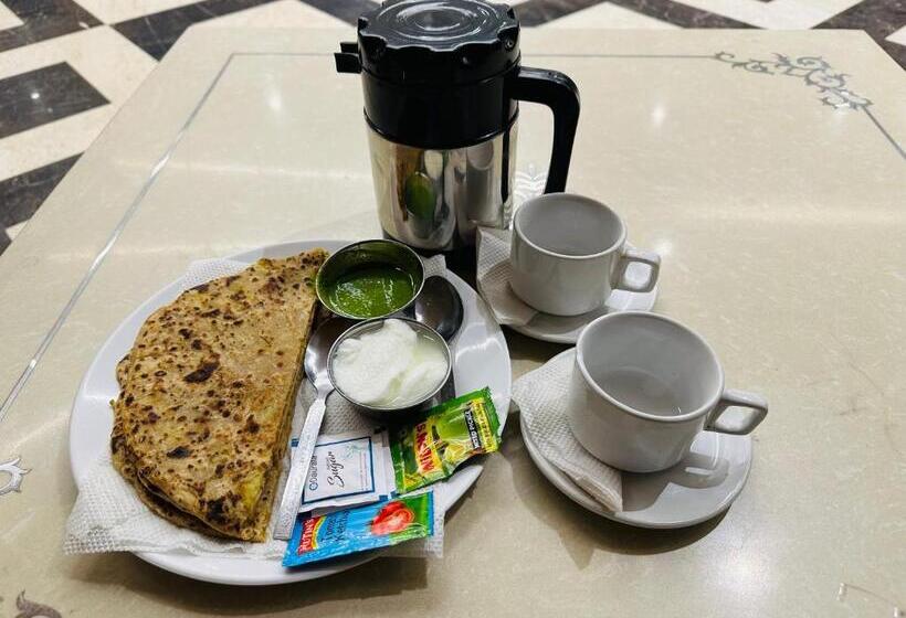 اتاق لوکس, Chowdhry Tourist Lodge   New Delhi Railway Station   2 Minutes Walk