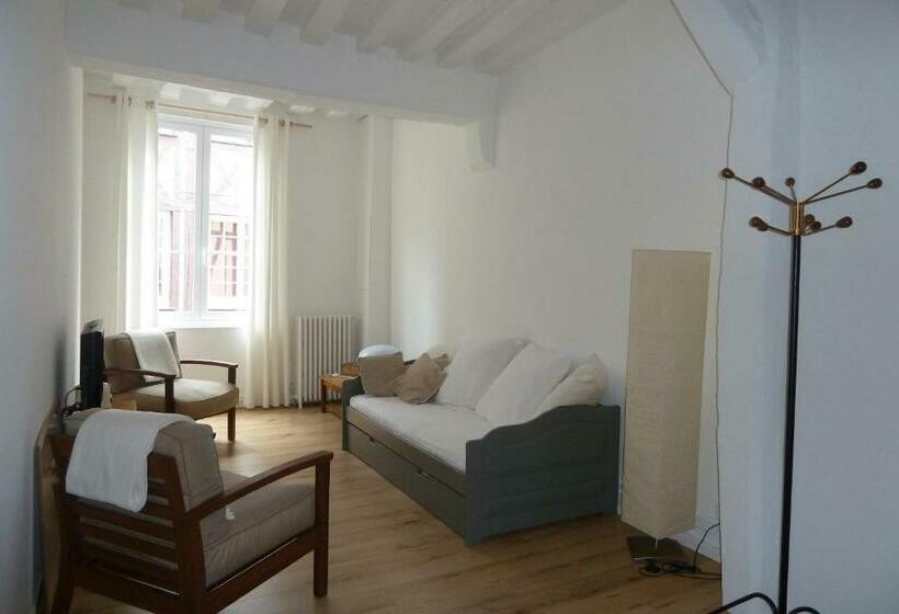 Номер Стандарт, Une Chambre Dans L'atelier De R