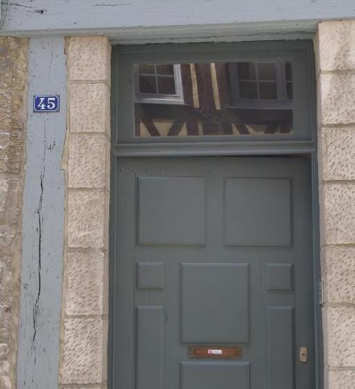 Номер Стандарт, Une Chambre Dans L'atelier De R