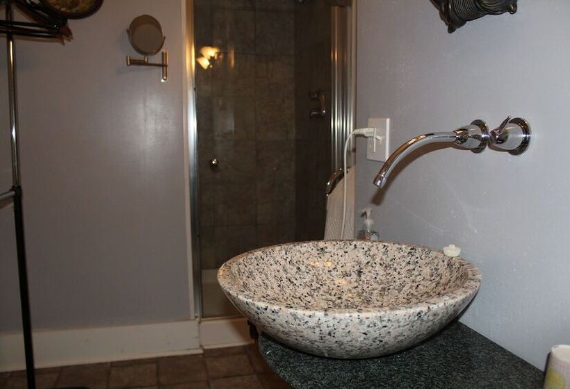Номер Стандарт, Monroe Manor Inn