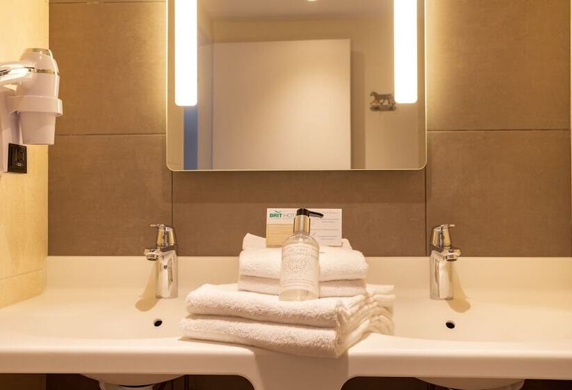 اتاق سوپریور سه تخته, Brit Hotel Ploermel   Hotel De L Hippodrome