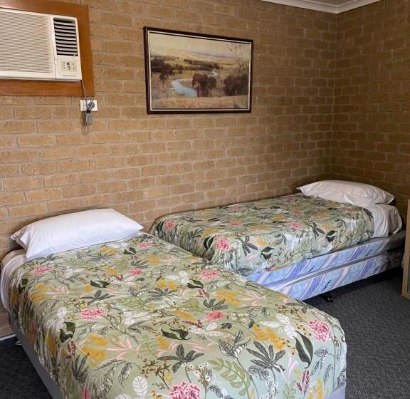 Семейный Номер, Darling Junction Motor Inn