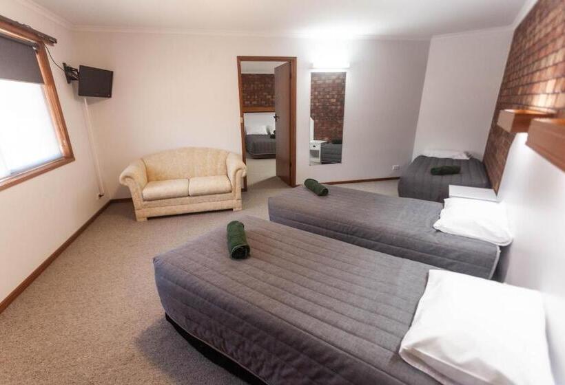 Семейный Номер, Donald Motor Lodge