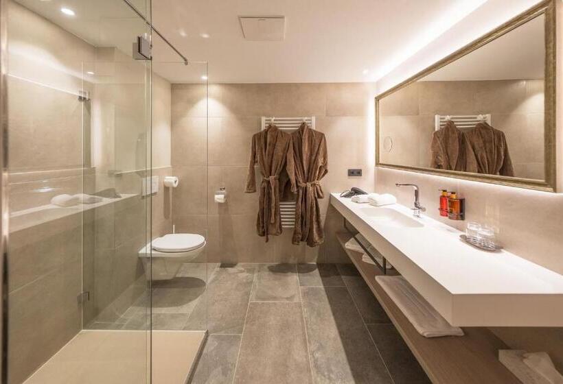 Студия Стандарт, Vier Studios & Restaurant