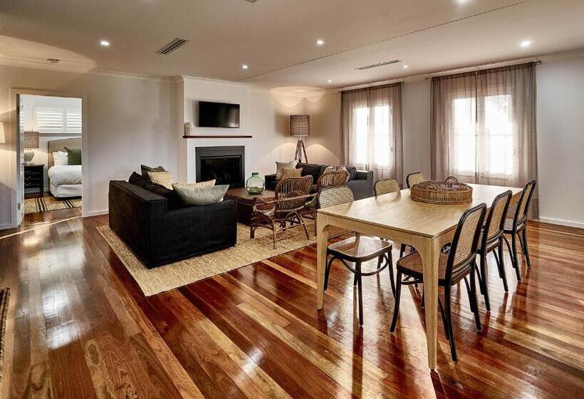 غرفة عائلية, Goonoo Goonoo Station