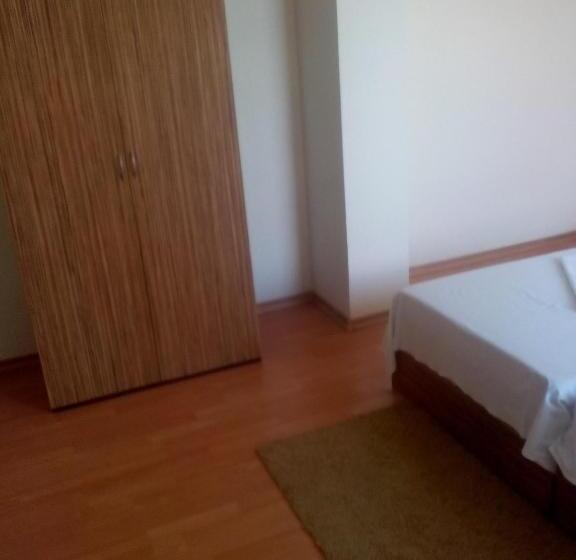 家庭间, Guest House Hristovi