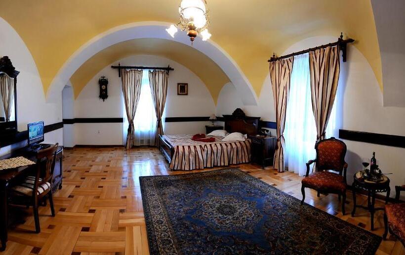 اتاق لوکس, Castel Haller