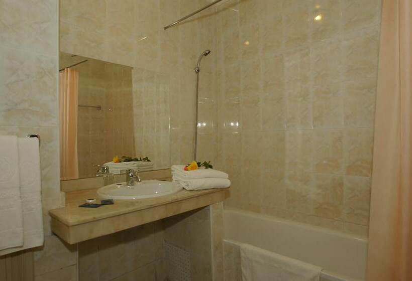 اتاق استاندارد با چشم‌انداز استخر, Imperial Holiday