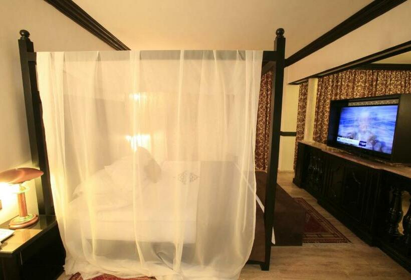 سوئیت با تخت بزرگ, Imperial Holiday