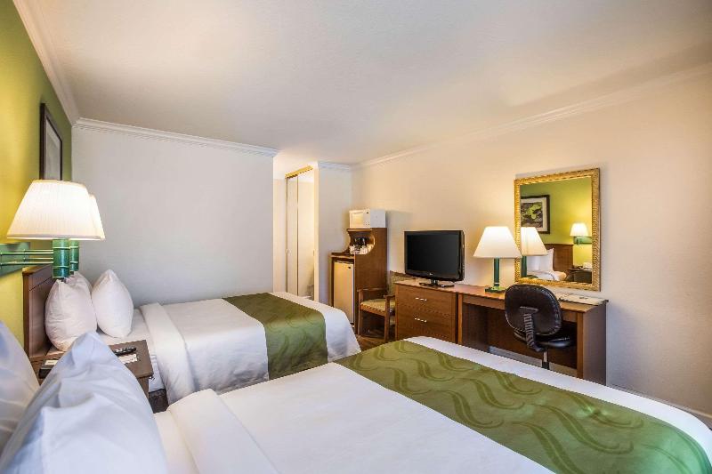 اتاق استاندارد با چشم‌انداز استخر, Imperial Holiday