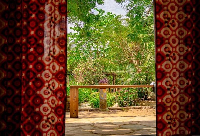 Номер Стандарт Вид на Бассейн, Kokrobite Gardens Restaurant And Guest House